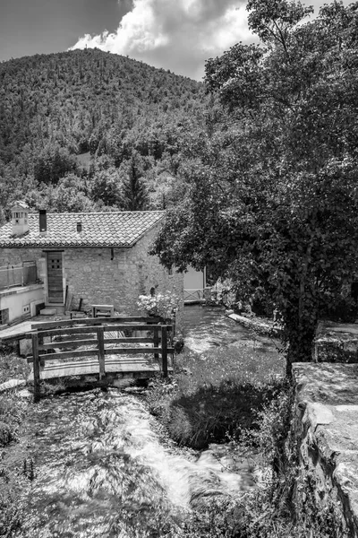 拉西利亚的一个小村庄 与许多溪流和瀑布相交 得到了莫诺特河的滋养 水闸调节水流 一座木桥古老的砖屋Foligno Umbria — 图库照片