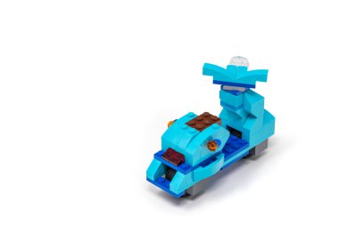 15 Mayıs 2019 - Roma, İtalya - Yapı taşlarından yapılmış lego scooter. İtalyan Vespa, motosiklet, mavi renk. Ekonomik, kolay ve akıllı ulaşım araçları. Ulaşım ve seyahat kavramı. Gençler için..