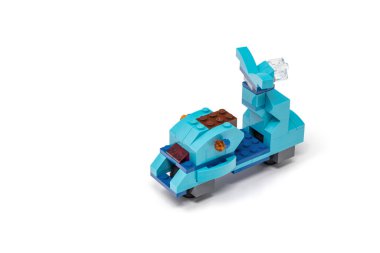15 Mayıs 2019 - Roma, İtalya - Yapı taşlarından yapılmış lego scooter. İtalyan Vespa, motosiklet, mavi renk. Ekonomik, kolay ve akıllı ulaşım araçları. Ulaşım ve seyahat kavramı. Gençler için..