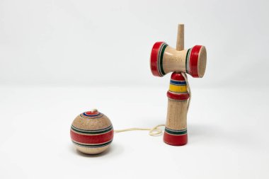 Orijinal Kendama. Çocuklar için eski, geleneksel, ahşap bir Japon oyuncağı. Üç fincanı ve toptaki deliğe uyan bir çivisi var. Beyaz arkaplanda izole.
