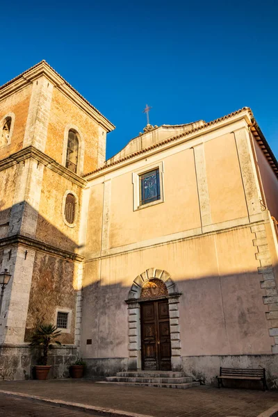 2019年10月27日 意大利莫利斯的伊塞里亚 圣恰拉教堂 Church Santa Chiara 建于1275年 位于伊塞里亚历史中心 十字架和有圆形拱门的木门 — 图库照片