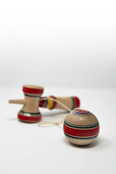 元のけん玉 子供のための古代 伝統的な木製の日本のスキルのおもちゃ ボールの穴に収まる3つのカップとスパイクを持っています 白地に隔離された — ストック写真