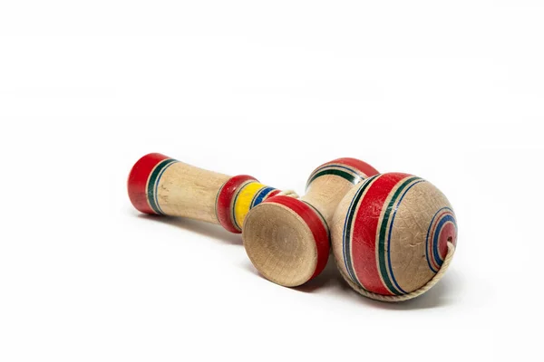 元のけん玉 子供のための古代 伝統的な木製の日本のスキルのおもちゃ ボールの穴に収まる3つのカップとスパイクを持っています 白地に隔離された — ストック写真