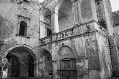 Cavallino, Lecce, Puglia, Salento, İtalya 'daki Castromediano Lymburgh ailesinin kalesinin avlusunda. Dük sarayı. Barok tarzında mimari elementler.