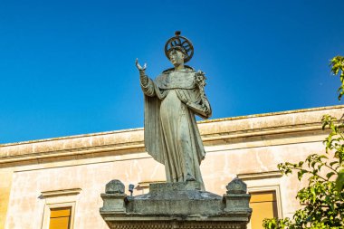 Cavallino, Lecce, Puglia, Salento, İtalya 'daki Aziz Koruyucu San Domenico di Guzman heykelinin olduğu kuyu..