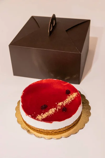 Het Uitpakken Van Een Kwarktaart Uit Verpakking Cheesecake Met Rode — Stockfoto