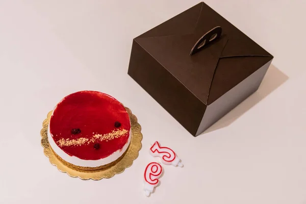 Unboxing Cheesecake Sua Embalagem Bolo Queijo Com Engarrafamento Vermelho Com — Fotografia de Stock