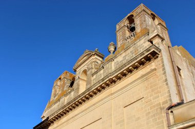 Puglia, Salento, Lecce, İtalya 'daki güzel Ugento şehri. Taş anıtlar, mavi gökyüzü ve yaz gününde güneş..