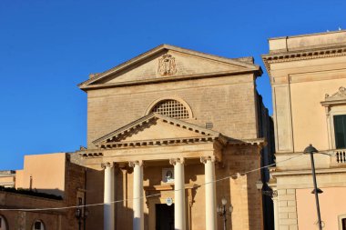 Puglia, Salento, Lecce, İtalya 'daki güzel Ugento şehri. Taş anıtlar, mavi gökyüzü ve yaz gününde güneş..