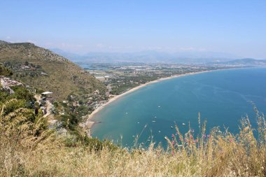 Jüpiter Tapınağı, Circeo Dağı, Terracina, Lazio, İtalya. Tapınağın kalıntıları dağın tepesinde ve şehrin ve denizin yukarıdan görünüşü. Yazın mavi gökyüzü.