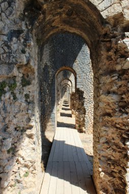 Jüpiter Tapınağı, Circeo Dağı, Terracina, Lazio, İtalya. Tapınağın kalıntıları dağın tepesinde. Birbiri ardına gelen kemer ve kolonlar bir tünel oluşturuyor..