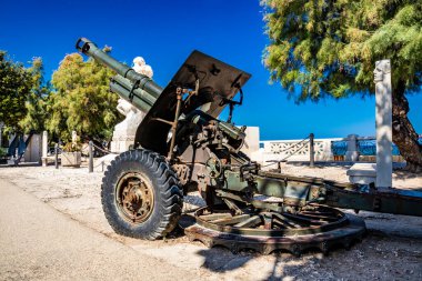24 Eylül 2018 - Trani, Puglia, İtalya - İtalyan tanksavar, İkinci Dünya Savaşı 'ndan kalma. Savaşın anısına Trani belediyesinin villasında antik top sergilendi.. 