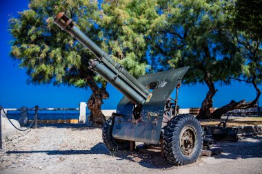 24 Eylül 2018 - Trani, Puglia, İtalya - İtalyan tanksavar, İkinci Dünya Savaşı 'ndan kalma. Savaşın anısına Trani belediyesinin villasında antik top sergilendi.. 