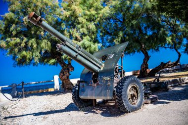 24 Eylül 2018 - Trani, Puglia, İtalya - İtalyan tanksavar, İkinci Dünya Savaşı 'ndan kalma. Savaşın anısına Trani belediyesinin villasında antik top sergilendi.. 