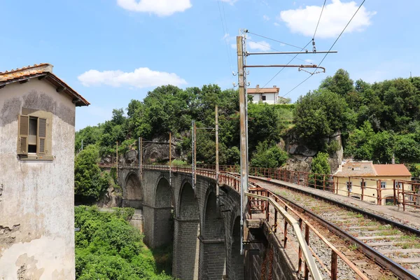 Die Eisenbahngleise Führen Über Eine Steinerne Brücke Durch Eine Landschaft — Stockfoto