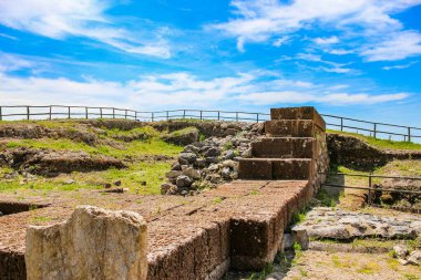İtalya 'nın Lazio eyaletinin Viterbo ilindeki Vulci doğal ve arkeoloji parkı. Eski bir Etrüsk şehrinin kalıntıları ve küçük bir göl..