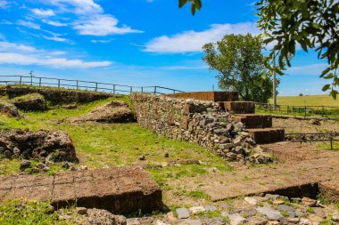 İtalya 'nın Lazio eyaletinin Viterbo ilindeki Vulci doğal ve arkeoloji parkı. Eski bir Etrüsk şehrinin kalıntıları ve küçük bir göl..