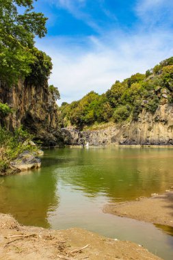 İtalya 'nın Lazio eyaletinin Viterbo ilindeki Vulci doğal ve arkeoloji parkı. Eski bir Etrüsk şehrinin kalıntıları ve küçük bir göl..