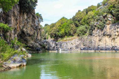 İtalya 'nın Lazio eyaletinin Viterbo ilindeki Vulci doğal ve arkeoloji parkı. Eski bir Etrüsk şehrinin kalıntıları ve küçük bir göl..