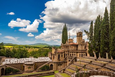 4 Temmuz 2020 - La Scarzuola, Montegabbione, Umbria, İtalya - San Francesco tarafından kurulan manastır ve Mimar Tomaso Buzzi tarafından inşa edilen ideal şehir. Tiyatro ve akropolis.