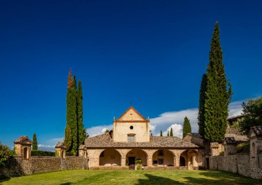 4 Temmuz 2020 - La Scarzuola, Montegabbione, Umbria, İtalya - San Francesco tarafından kurulan manastır ve Mimar Tomaso Buzzi tarafından inşa edilen ideal şehir. Kilisenin ön cephesi.