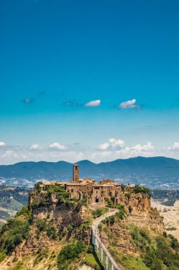 Çorak Topraklar Vadisi 'nin ortasındaki Tuff Kayası' nın tepesindeki Ortaçağ kasabası Civita di Bagnoregio. Şehre küçük bir köprü ve katır yolu ile bağlandı.. 