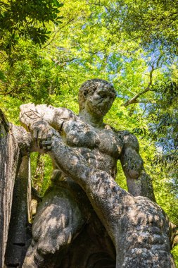28 Haziran 2020 - Sacro Bosco (Sacred Grove) veya Bomarzo Canavarları Parkı - Mannerist anıtsal bahçe. İki dev Ercole ve Caco 'nun mücadelesi.