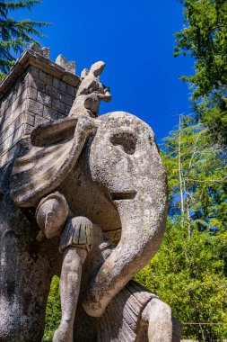 28 Haziran 2020 - Sacro Bosco (Sacred Grove) veya Bomarzo Canavarları Parkı - Mannerist anıtsal bahçe. Sırtında bir kule taşıyan ve bagajında Romalı bir lejyoner taşıyan bir fil..