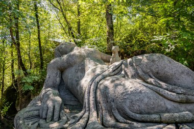 28 Haziran 2020 - Sacro Bosco (Sacred Grove) veya Bomarzo Canavarları Parkı - Mannerist anıtsal bahçe. Uyuyan peri. Bir köpek yalancı kadına göz kulak olur..