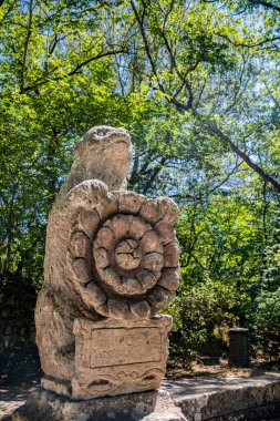 28 Haziran 2020 - Sacro Bosco (Sacred Grove) veya Bomarzo Canavarları Parkı - Mannerist anıtsal bahçe. Romalı gül taşıyan ayı, Orsini arması..