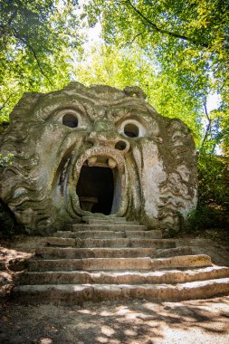 28 Haziran 2020 - Sacro Bosco (Sacred Grove) veya Bomarzo Canavarları Parkı - Mannerist anıtsal bahçe. Ağzı açık büyük bir dev. Metin: Her düşünce uçar.