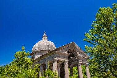 28 Haziran 2020 - Sacro Bosco (Sacred Grove) veya Bomarzo Canavarları Parkı - Mannerist anıtsal bahçe. Küçük bir tapınak, klasik (pement, colonnade ve vestibule) ve Rönesans (kubbe) tarzı