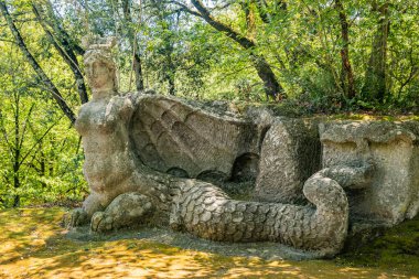 28 Haziran 2020 - Sacro Bosco (Sacred Grove) veya Bomarzo Canavarları Parkı - Mannerist anıtsal bahçe. Fury yunus kuyruğu ve ejderha kanatları olan bir kadın..