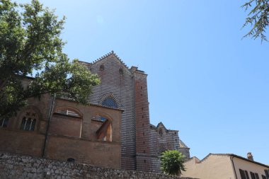 Gotik tarzda Orvieto Katedrali. Terni ili, Umbria, İtalya. Ön cephe büyük bir seriyle süslenmiştir..