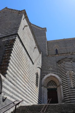 Gotik tarzda Orvieto Katedrali. Terni ili, Umbria, İtalya. Ön cephe büyük bir seriyle süslenmiştir..