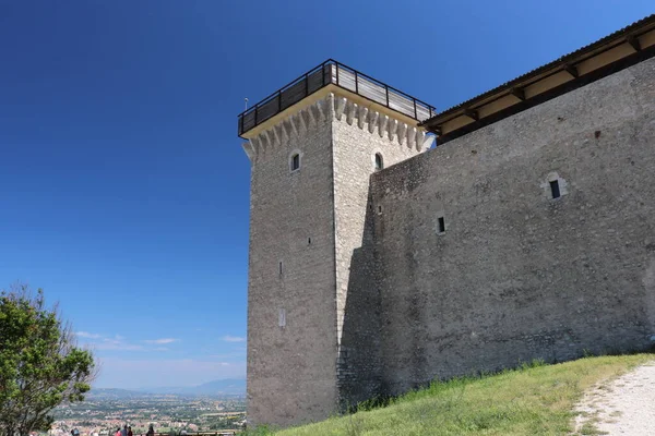 罗卡Albornoziana是一座城堡 俯瞰意大利翁布里亚省的Spoleto市 — 图库照片