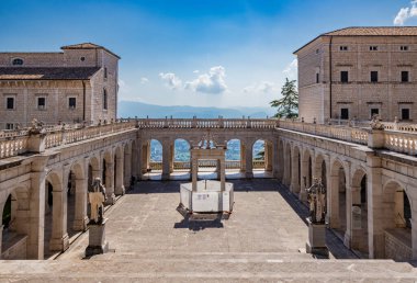 3 Temmuz 2020 - Montecassino Manastırı, İtalya - Antik Benediktin Manastırı. Sekizgen sarnılı Bramante Manastırı ve Cennet Ağacı. Saint Benedict ve Saint Scholastica heykelleri..