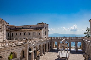3 Temmuz 2020 - Montecassino Manastırı, İtalya - Antik Benediktin Manastırı. Sekizgen sarnılı Bramante Manastırı ve Cennet Ağacı. Saint Benedict ve Saint Scholastica heykelleri..