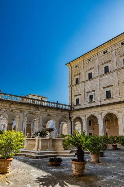 3 Temmuz 2020 - Montecassino Manastırı, Cassino, İtalya - Montecassino 'nun tepesindeki Benedictine Manastırı İtalya' nın en eski manastırıdır. Merkezinde bir çeşme olan Hayırseverler Manastırı..