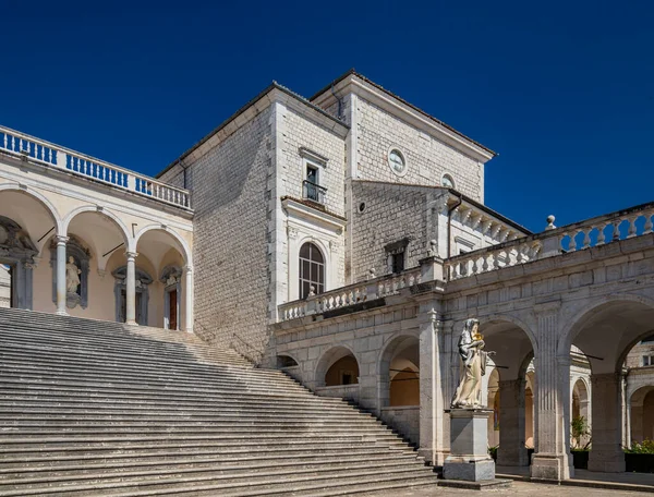 2020年7月3日 イタリアのモンテカッシーノ修道院 古代ベネディクト会修道院 八角形のシスターと楽園のロッジアとブラマンテの回廊 聖ベネディクト像と聖スコラスティカ像 — ストック写真