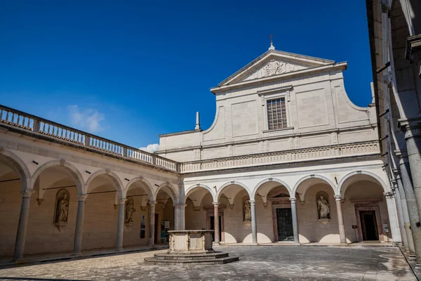 2020年7月3日 イタリア カッシーノのモンテッカッシーノ修道院 モンテッカッシーノの上に位置するベネディクト会修道院は イタリアで最も古い修道院です 前の回廊を持つ壮大な修道院の教会 — ストック写真