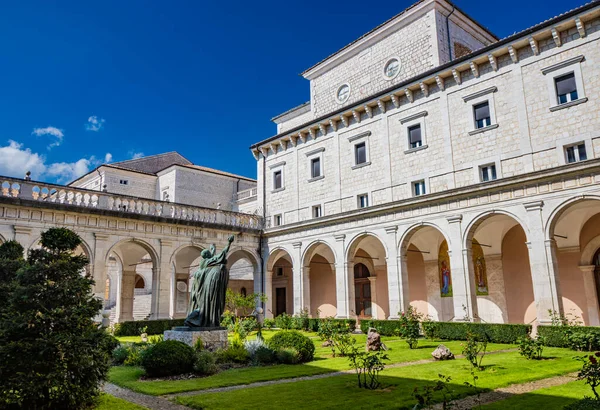 3 Temmuz 2020 - Montecassino Manastırı, Cassino, İtalya - Montecassino 'nun tepesindeki Benedictine Manastırı İtalya' nın en eski manastırıdır. San Benedetto 'nun bronz heykeli olan manastır..
