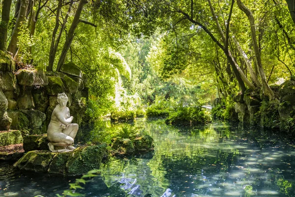 Července 2020 Královský Palác Reggia Caserta Anglická Zahrada Římskými Troskami — Stock fotografie