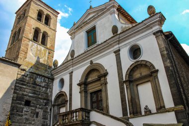 İtalya 'nın Lazio eyaletinin Viterbo ilindeki ortaçağ köyü Bomarzo' ya bir göz atalım. Canavar Parkı 'nın varlığıyla ünlüdür. Bir yaz gününde mavi gökyüzü.