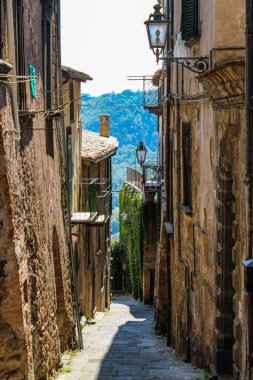 İtalya 'nın Lazio eyaletinin Viterbo ilindeki ortaçağ köyü Bomarzo' ya bir göz atalım. Canavar Parkı 'nın varlığıyla ünlüdür. Bir yaz gününde mavi gökyüzü.