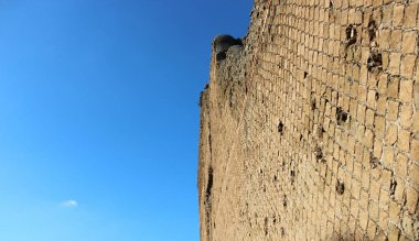 Opus reticulatum, eski Roma mimarisinde kullanılan bir tuğla işidir. Antik bir Roma binasının duvarının kalıntıları..