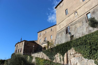 Eski ortaçağ Subiaco köyüne bir bakış, tepenin tepesinde, kalenin durduğu yerde..