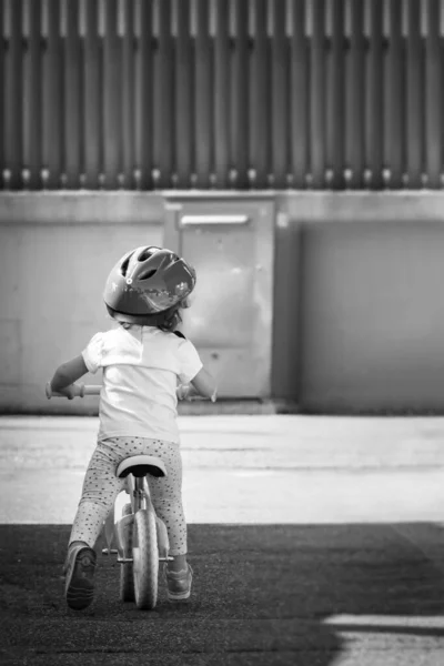 Bambina Con Casco Che Gioca Con Balance Bike Strada Vista — Foto Stock