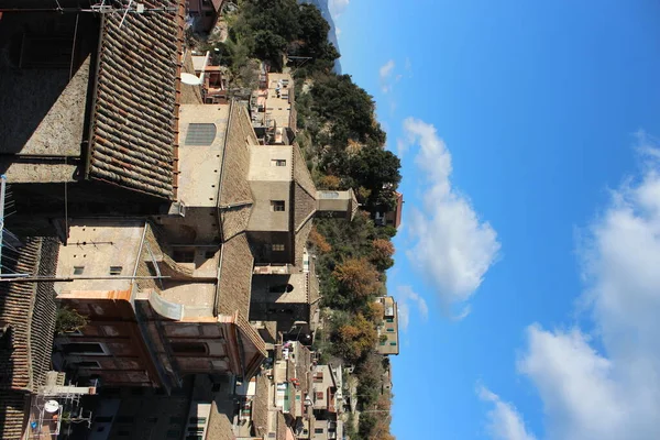 Vistazo Del Antiguo Pueblo Medieval Subiaco Encaramado Cima Colina Donde — Foto de Stock