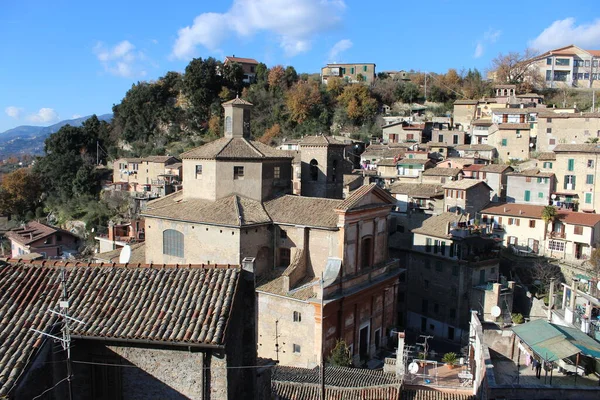 Vistazo Del Antiguo Pueblo Medieval Subiaco Encaramado Cima Colina Donde — Foto de Stock